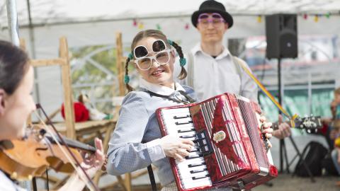 Kolme muusikkoa soittamassa festivaaleilla.