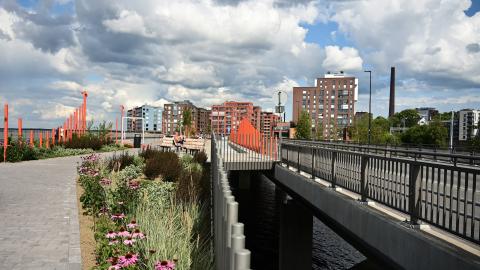 Puistosillan kasvillisuutta ja istuskelualueita.