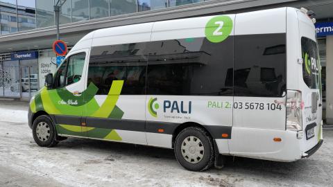Pali-bussi pysäköitynä kadulle.