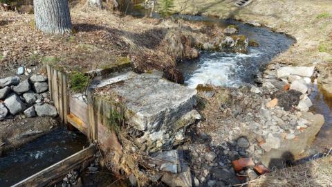 Vanha betonipato Pärrinkoskessa.