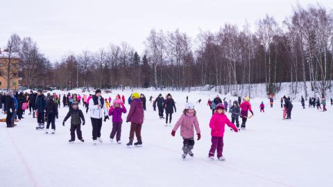 Luistelijoita Sorsapuiston tekojäällä.