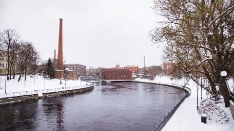 Tammerkoski, virtaavaa vettä ja luminen maisema, kuva pohjoiseen Frenckelliä kohti.
