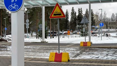 Ratikasta ilmoittava liikennemerkki TAYSin ratikkapysäkillä