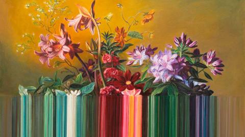 Kellertävä kukkamaalaus, josta lähtee väriraidat alaspäin. 