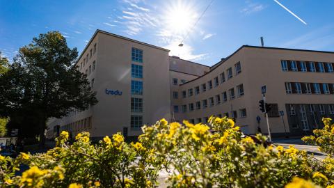 Tredun Santalahden tie kuvattuna alaviistosta. Etureunassa vihertävää kasvillisuutta, takana Tredun toimipiste.