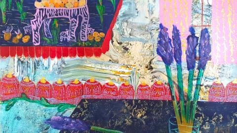 Värikkäässä maalauksessa on violetteja kukkia, punaisia rintoja ja violetti eläinhahmo taustalla.