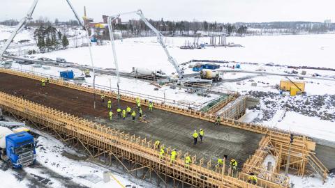 Rakennusmiehiä Eteläisen Hiedansillan valutöissä kevättalvella.