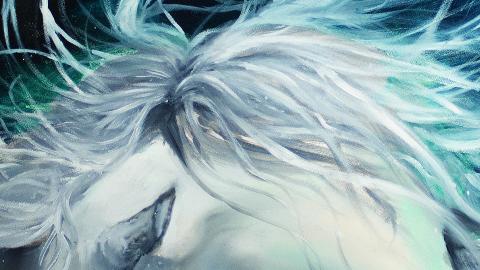 Osa Halla Hannelin teoksesta, jossa on valkoinen hevonen mustalla taustalla.