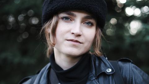 Sarjakuva-Finlandia voittaja Emilia Laatikainen lähikuvassa, ulkovaatteissa ja päässään musta pipo