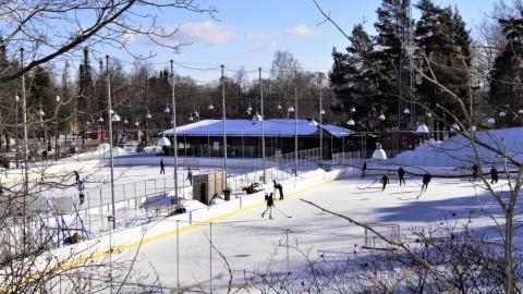 Koulukadun luistelukenttä.