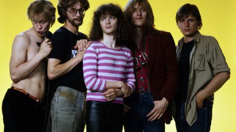 Viisi nuorta miestä poseeraa kameralle. Miehet ovat Eppu Normaali bändistä.