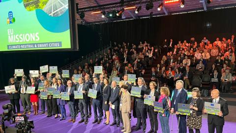 Ilmastokaupunkitunnuksen saajia lavalla Brysselissä.
