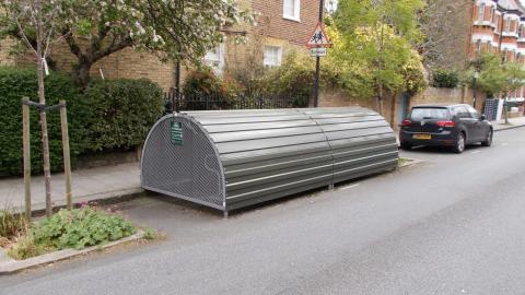 Lukittava metallinen hangaari asukkaiden pyöräpysäköintiin.