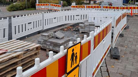 Työmaa-aitoja katutyömaan ympärillä.