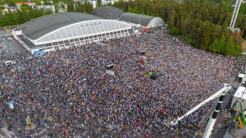 Ilmakuva Hakametsän parkkipaikalta, runsaasti väkeä.