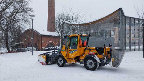 Auraustraktori Laikunlavan edustalla.