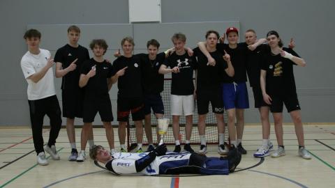 Kuva joukkueesta rivissa voiton jälkeen.