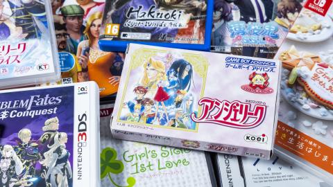 Värikkäitä pelilaatikoita pinossa.