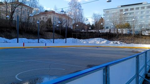 Koulukadun kenttä huhtikuussa.