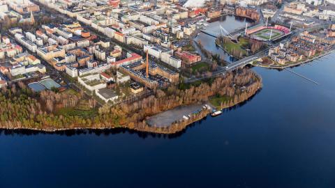 Kuvassa ilmakuva Pyhäjärveltä päin, etummaisessa korttelissa hahmoteltu uusia vaaleita rakennuksia.