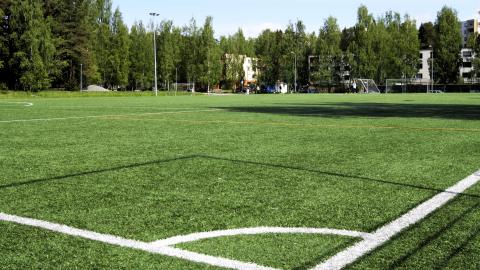 Lentävänniemen tekonurmikenttä kesällä.