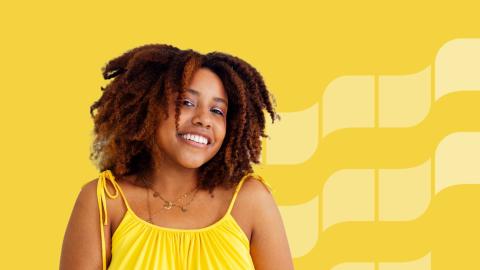 Hymyilevä nainen keltaisella pohjalla.