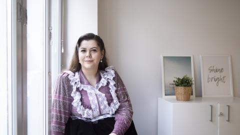 Nuori romaninainen romanipuvussaan.