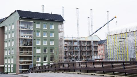 Rakenteilla oleva puukerrostalo.