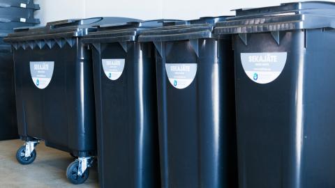 Mustia 240 litran sekajäteastioita.