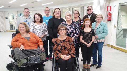 Tampereen kaupungin vammaisneuvoston jäseniä ryhmäkuvassa. 