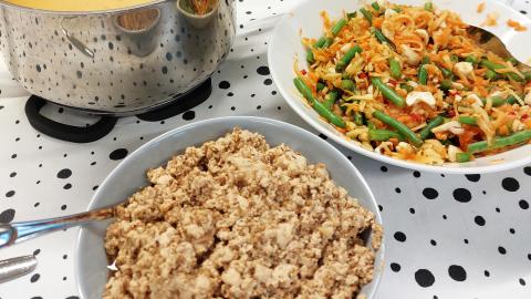 Ruokapyödässä tarjolla linssibataattikeittoa, juuressalaattia ja marinoitua tofua.