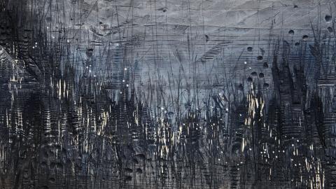 Siniharmaassa grafiikantyössä on kaislikkoa, joka heijastuu vedenpinnasta.