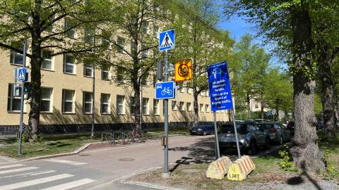 Pyöräkadun liikennemerkki ja opastaulu pyöräkadulla liikkujille.