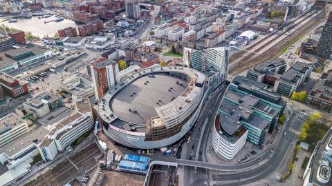 Nokia Arena ja Tampereen rautatieaseman seutu kuvattuna ilmasta.