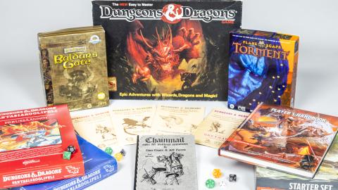 Värikkäitä ja kuvallisia pelilaatikoita ja ohjekirjoja aseteltuna pöydälle.