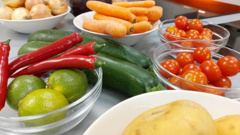 Erilaisia kasviksia esillä kulhoissa keittiössä.