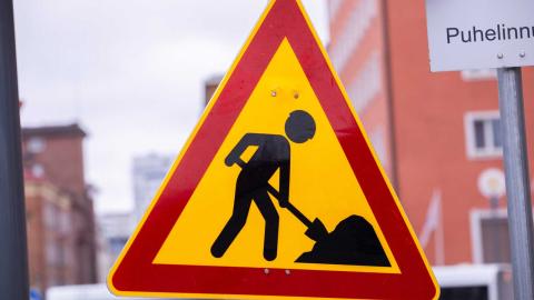 Katutyömaata osoittava liikennemerkki.