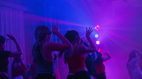 Nuoria tanssijoita sinipunaisissa valoissa.