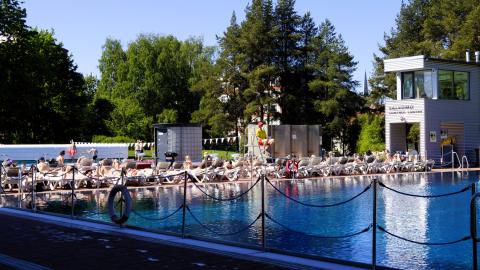 Väkeä maauimalassa.