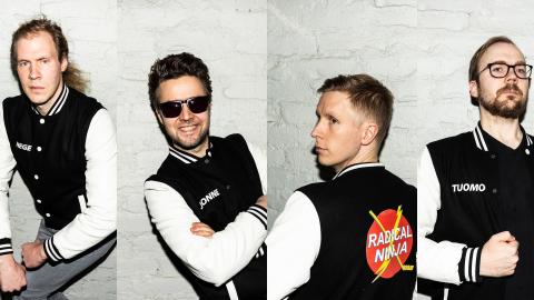 Neljä nuorta miestä poseeraa baseball-takit päällä.