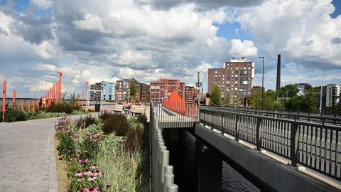 Maisemasilta, siltojen välistä näkyy vettä.