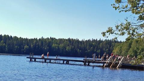 Uimareita Suolijärven uimarannan laiturilla