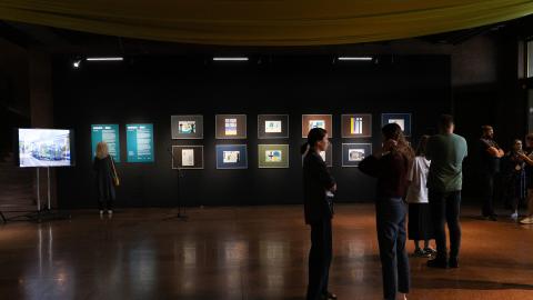 Ihmisiä taidenäyttelyssä.