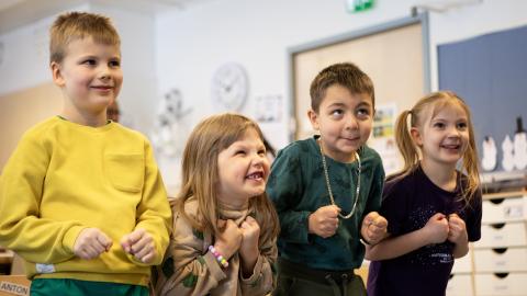 Neljä lasta, jotka osallistuivat leikkiteatteripajaan.