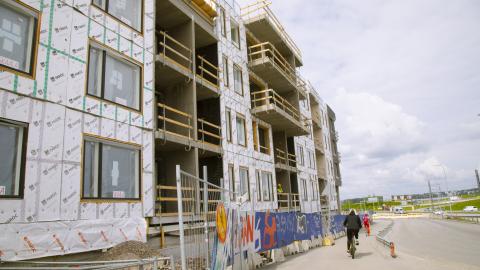 Rakenteilla oleva kerrostalo.