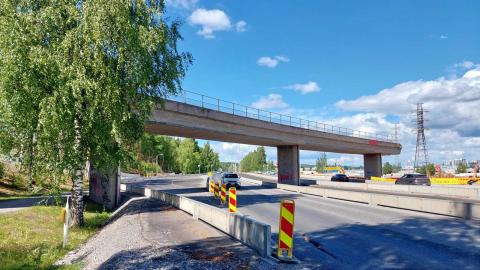 Paasikiventien ylittävä, osittain jo purettuvanha ratasilta Hiedanrannassa.