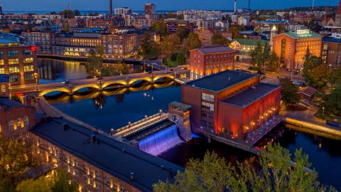 Tampere ja koskimaisema kuvattuna ylhäältä käsin iltavalaistuksessa.