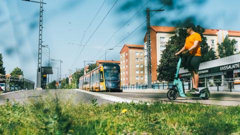 Kuvass nurmea. ratikkarataa ja Kalevan taloja.