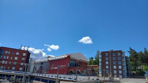 Tikkutehdas ja viereisiä kerrostaloja Santalahdessa.