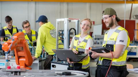 Opiskelijoita työn äärellä Tredussa.